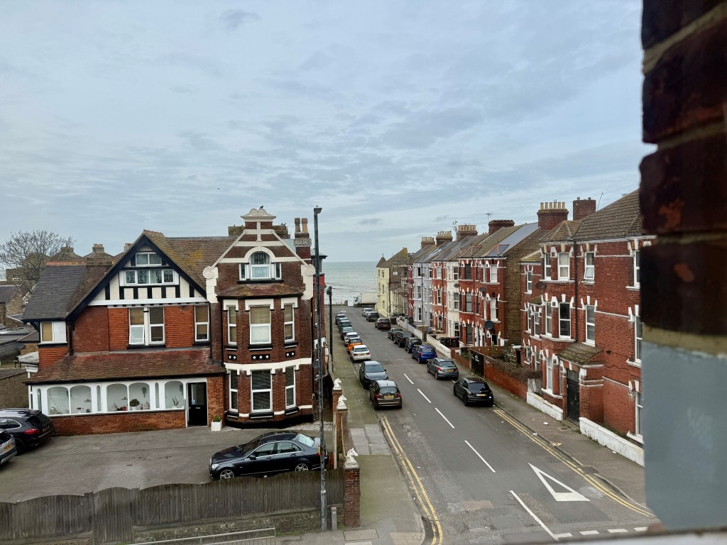 Lot: 100 - SUBSTANTIAL CORNER PROPERTY WITH POTENTIAL - Sea view from top floor